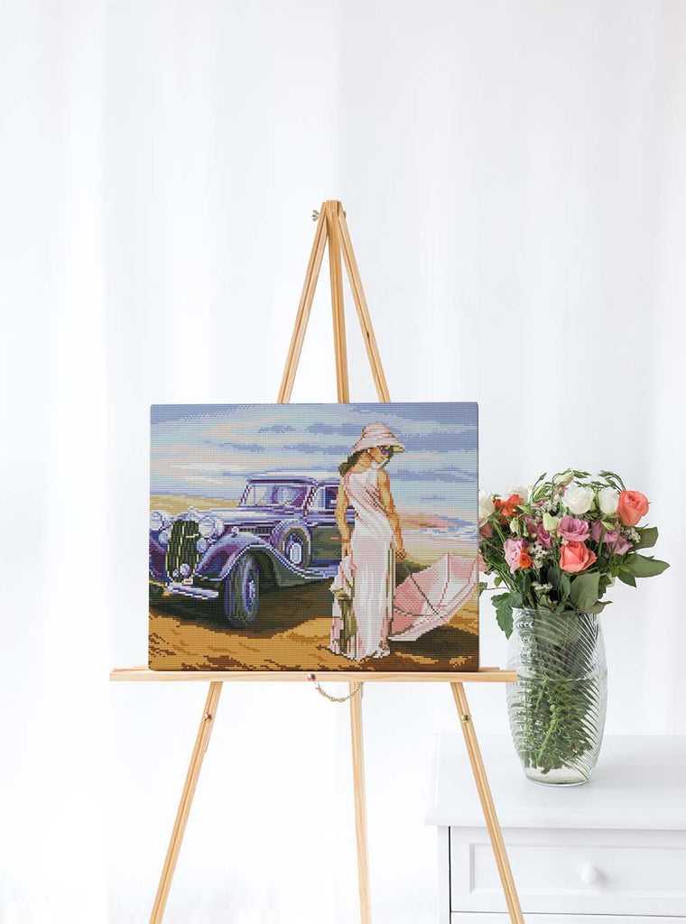 Kreuzstich - Frau mit Oldtimer am Strand | 40x30 cm - Diy - Fadenkunst